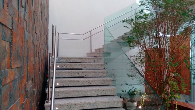 Escadas em aço inox e vidro